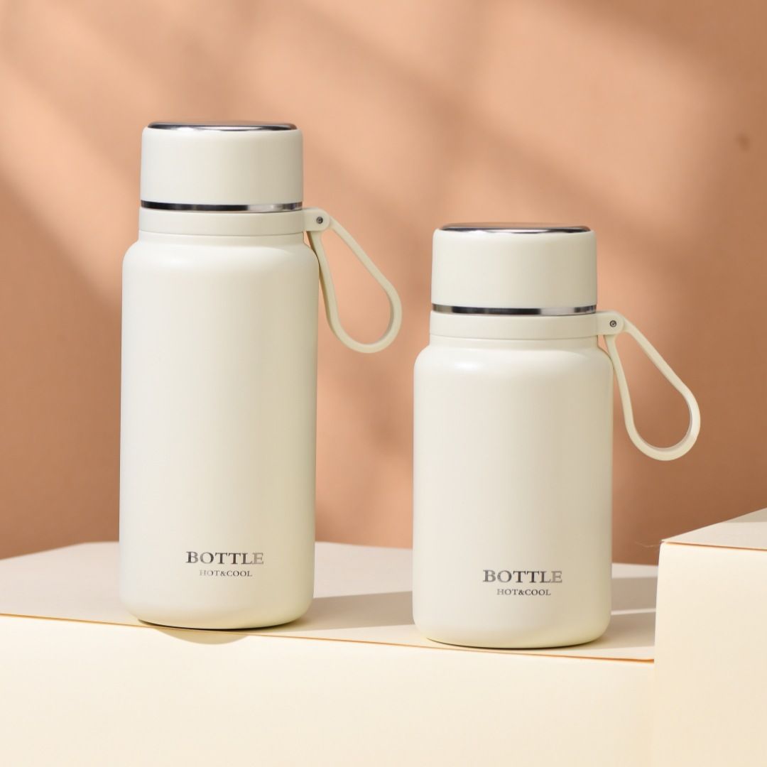 Bouteille d'eau isolée en gros pour le fitness et le sport avec écharpe et couvercle de tasse 500 ml ~ 1000 ml blanc Bouteille d'eau isolée en gros pour le fitness et le sport avec écharpe et couvercle de tasse 500 ml ~ 1000 ml blanc